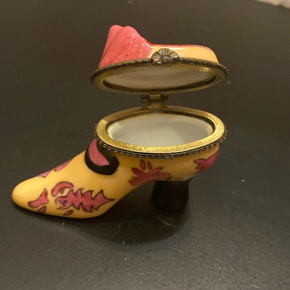 VTG hand painted porcelain/ ceramic Victorian boot hinged trinket box 3x2.25”